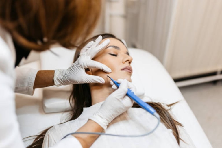 Có nên đi spa trị mụn đầu đen nên đến