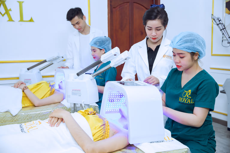 trị thâm mụn ở spa