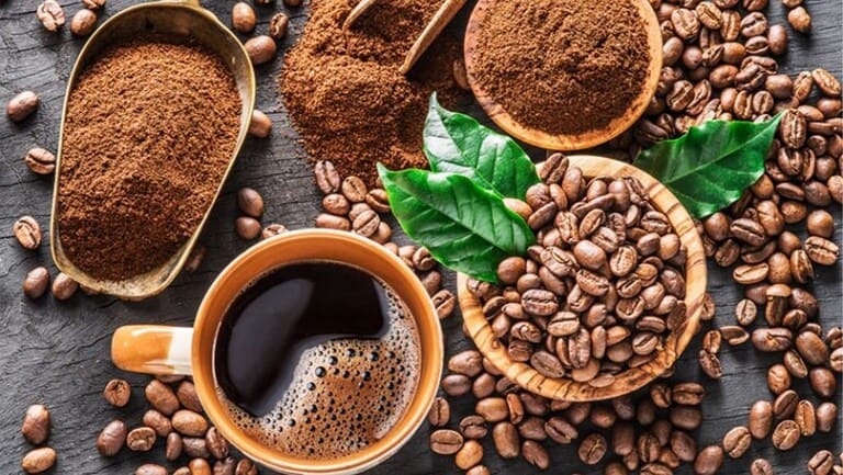 trị mụn bằng bã cà phê an toàn