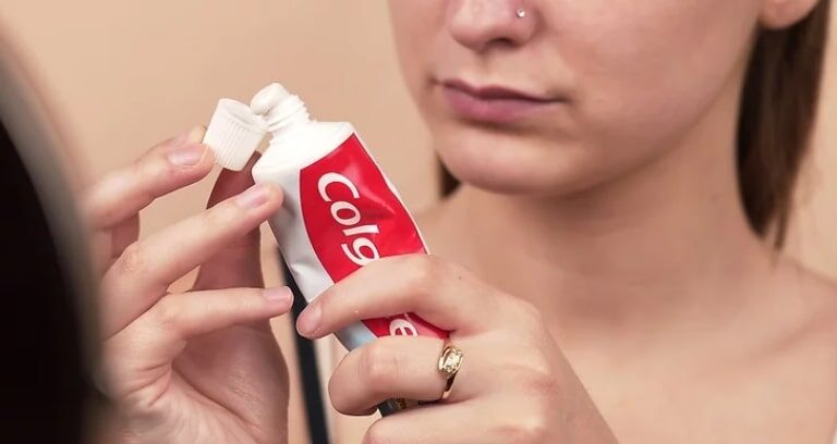 Cách trị mụn bằng kem đánh răng dễ thực hiện