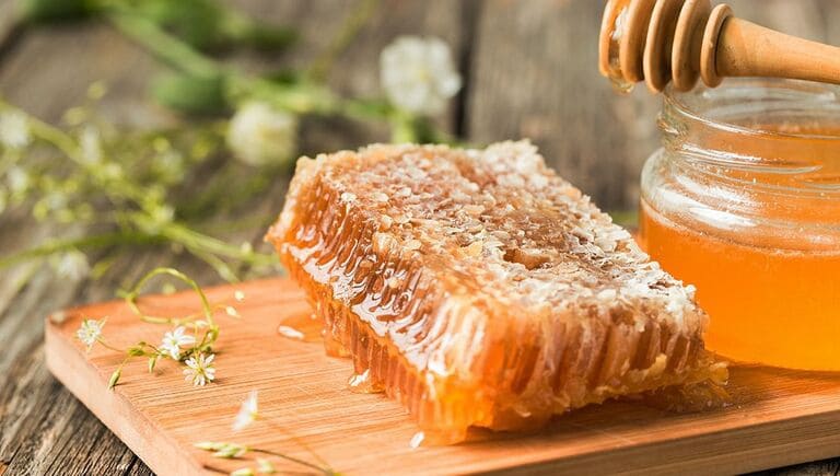 trị mụn bằng nghệ tươi