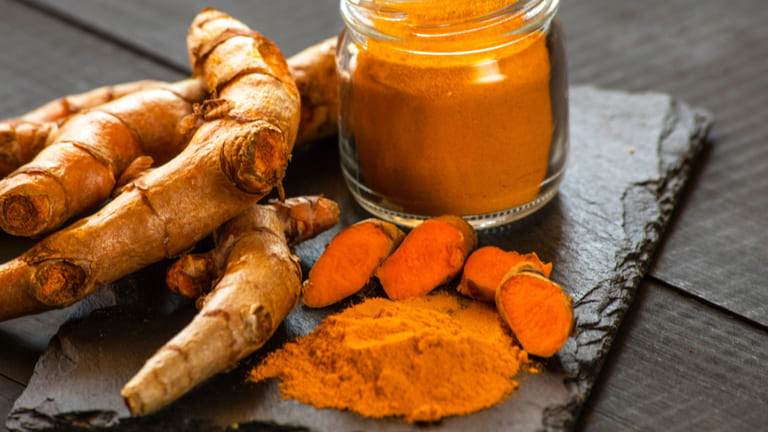 trị mụn bằng nghệ tươi an toàn