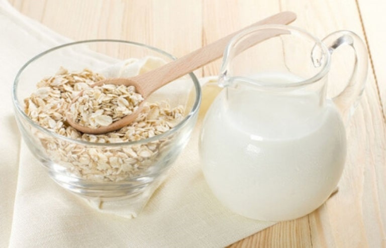 Đắp mặt nạ sữa chua với yến mạch