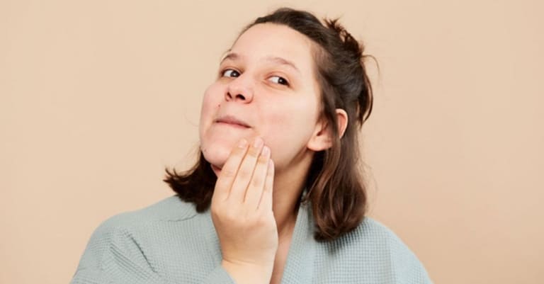 có nên nặn mụn trong ngày đèn đỏ không