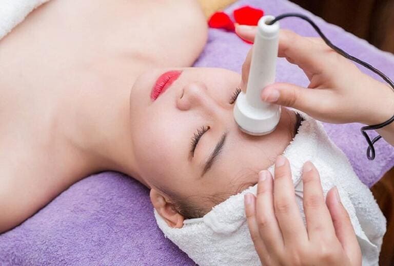 trị mụn thâm do nặn mụn