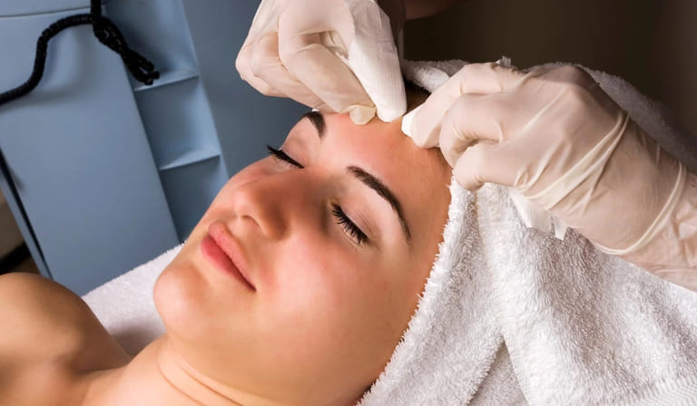 đi spa nặn mụn