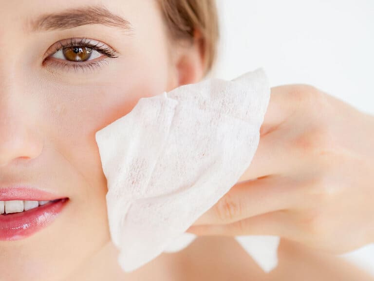 rửa nước muối sinh lý sau khi nặn mụn