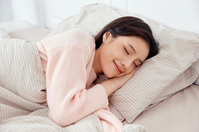 sau sinh nặn mụn được không